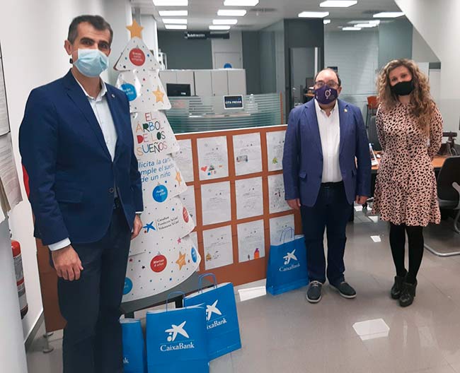 El edil junto a responsables de CaixaBank Abarán