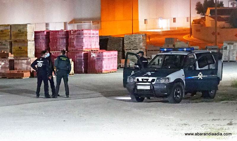 Los efectivos en el interior de la empresa asaltada