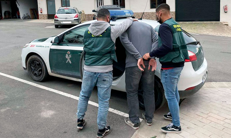 Dos agentes de GC con el arrestado