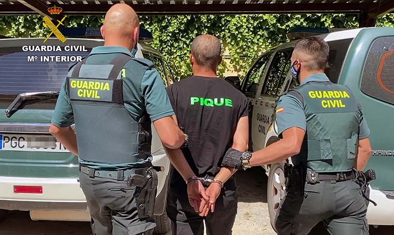 El detenido custodiado por dos agentes