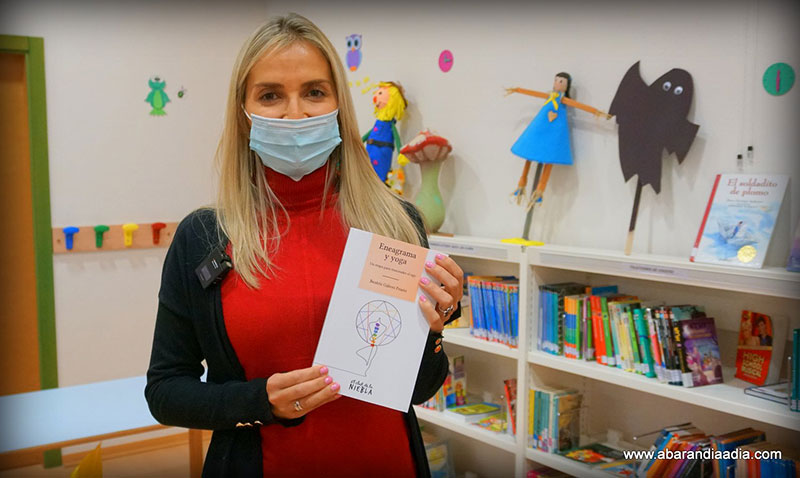 La autora con un ejemplar de su nuevo libro