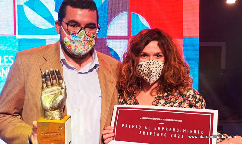 Victoria y Lorenzo tras recoger su galardón