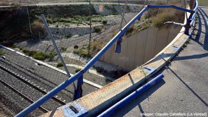 Tramo por el que acab&oacute; cayendo el veh&iacute;culo accidentado