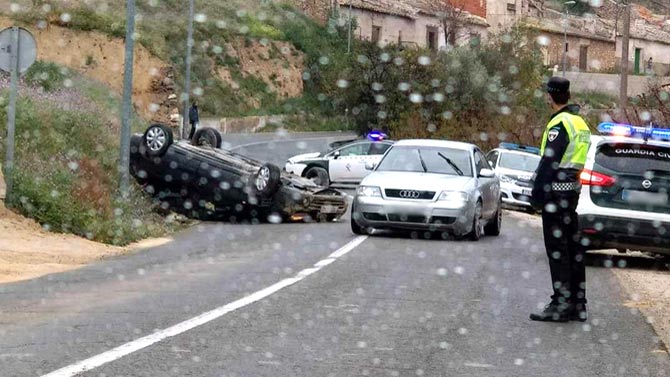 En el momento del accidente la calzada se encontraba mojada por la lluvia