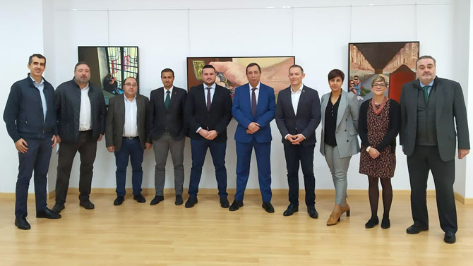 Foto del encuentro entre dirigentes municipales y de las entidades financieras