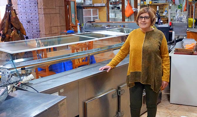 Conchi ante el mostrador vac&iacute;o