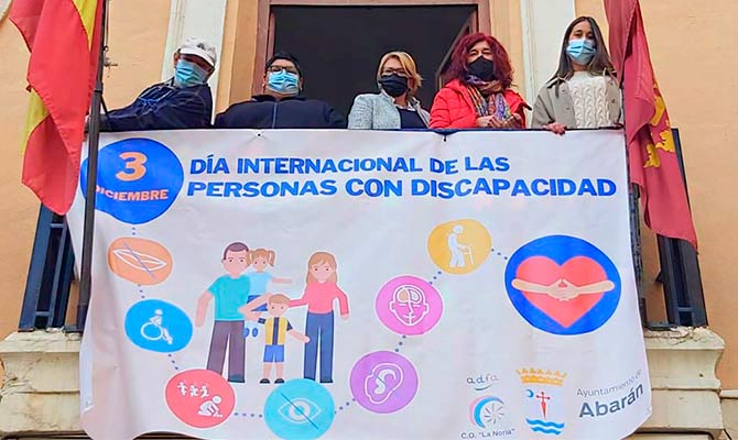 Colocaci&oacute;n de la pancarta conmemorativa