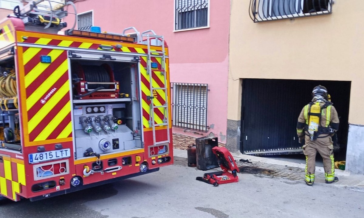 Un hombre de 77 años herido en el incendio de la cochera de una vivienda en Cieza