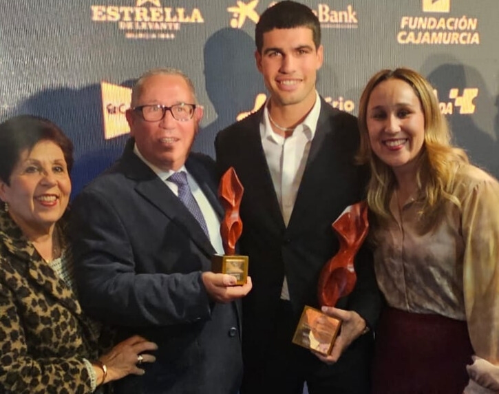 Jesús Yelo y familia junto a Carlos Alcaráz