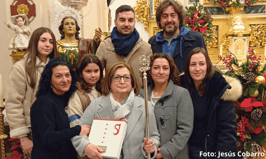 Rosa María Herrero recibe el nombramiento de Hermana Mayor de la hdad. de San Juan