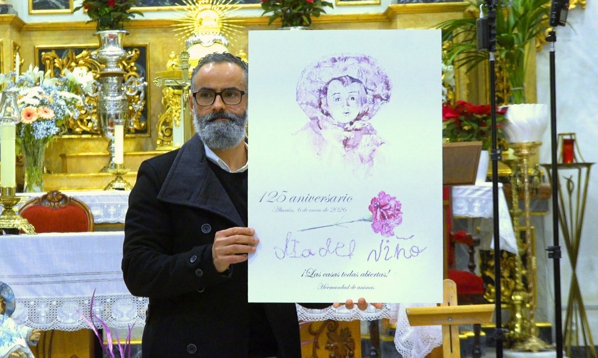 El pintor Luis Fernández ilustra la portada del almanaque del Día del Niño de  Abarán 2026