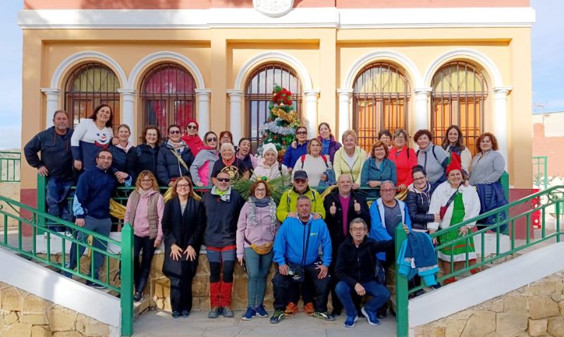 La ruta de senderismo y montaje del árbol de Navidad vuelve a reunir a decenas de vecinos