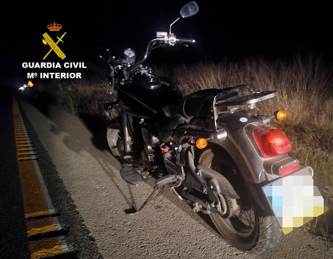Motocicleta en la que viajaban los detenidos