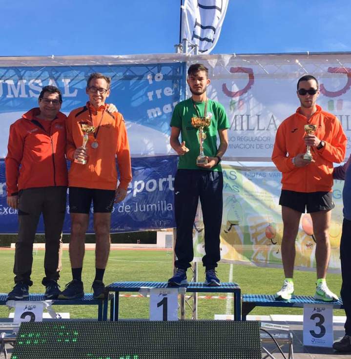 Javier en el podio con su trofeo de campeón
