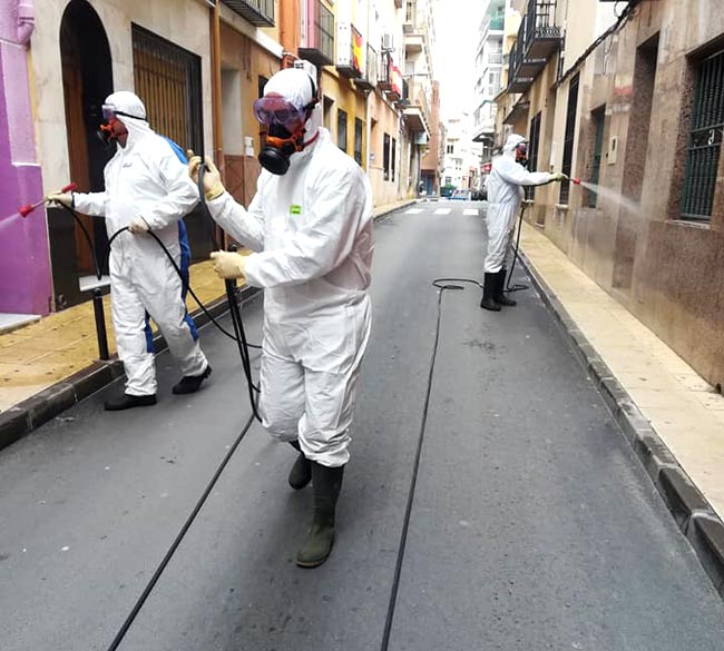 Trabajos de desinfección en la calle Dr. Molina