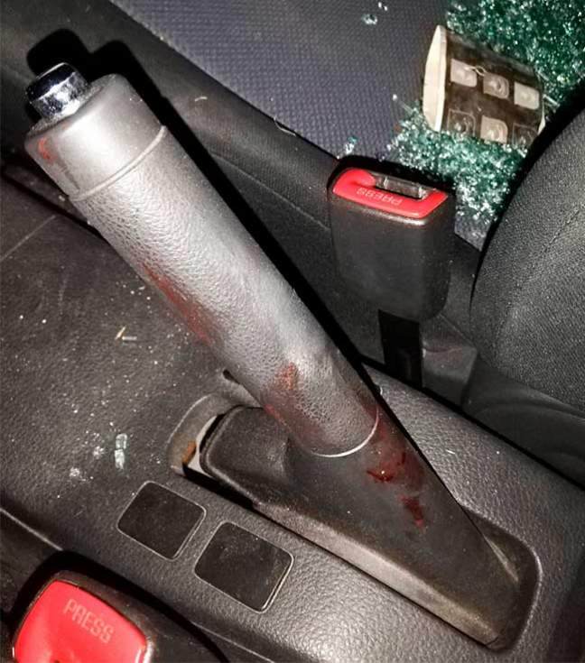 Rastros de sangre sobre el cambio de marchas