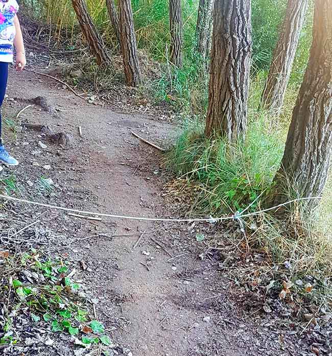 Una mujer observa la cuerda trampa   /   Foto: Pepe Ballesteros