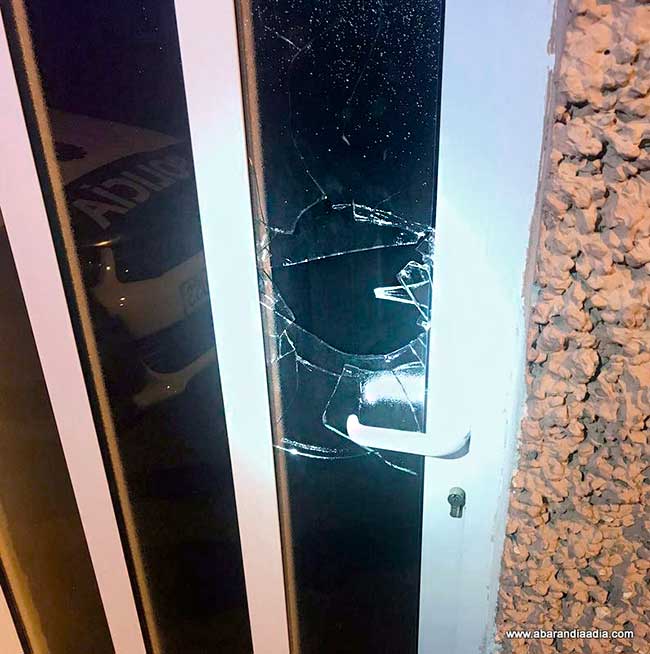 Cristal fracturado a la altura del picaporte