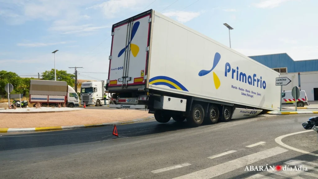 Accidente camion nueva rotonda de Mortequiles en Abran