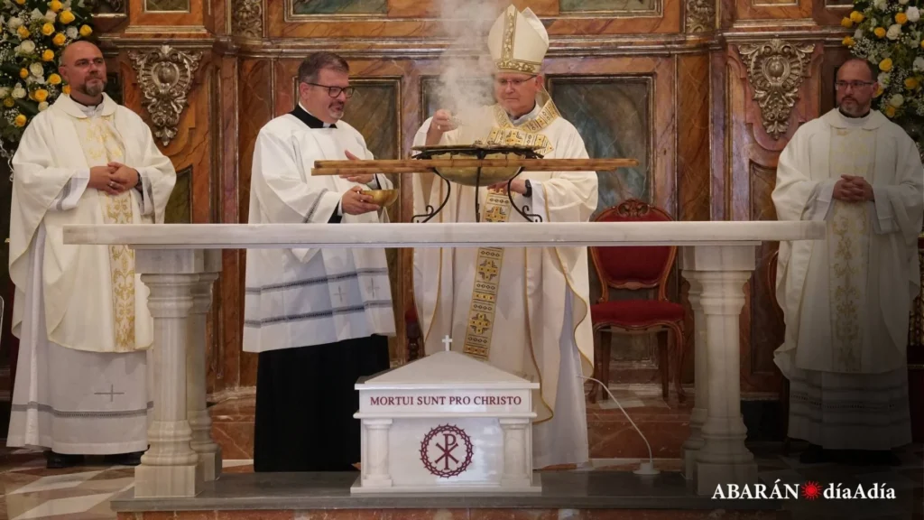 Bendicion del obispo en la reapertura de la iglesia de San Pablo (12)