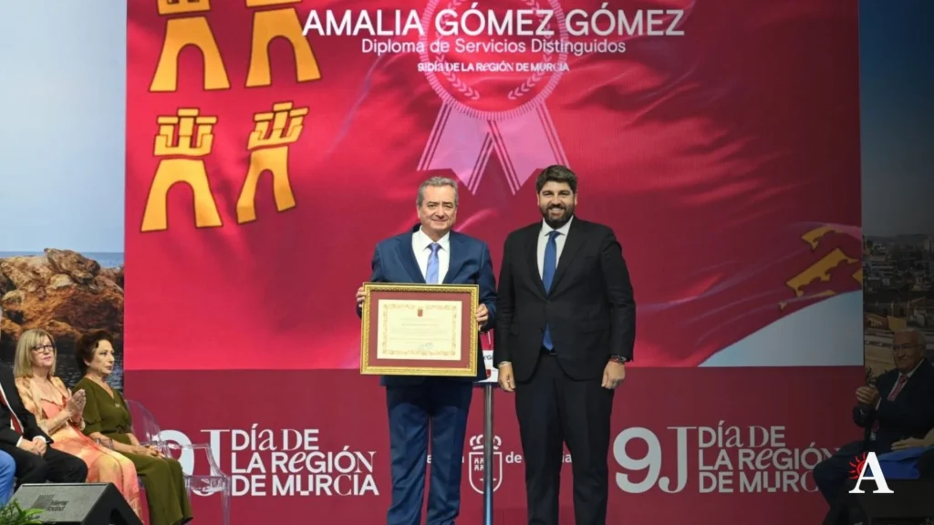 Diploma de la CARM a Amalia Gomez