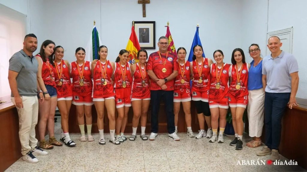 Recepcion oficial al equipo de baloncesto de la EBA Abaran 2026