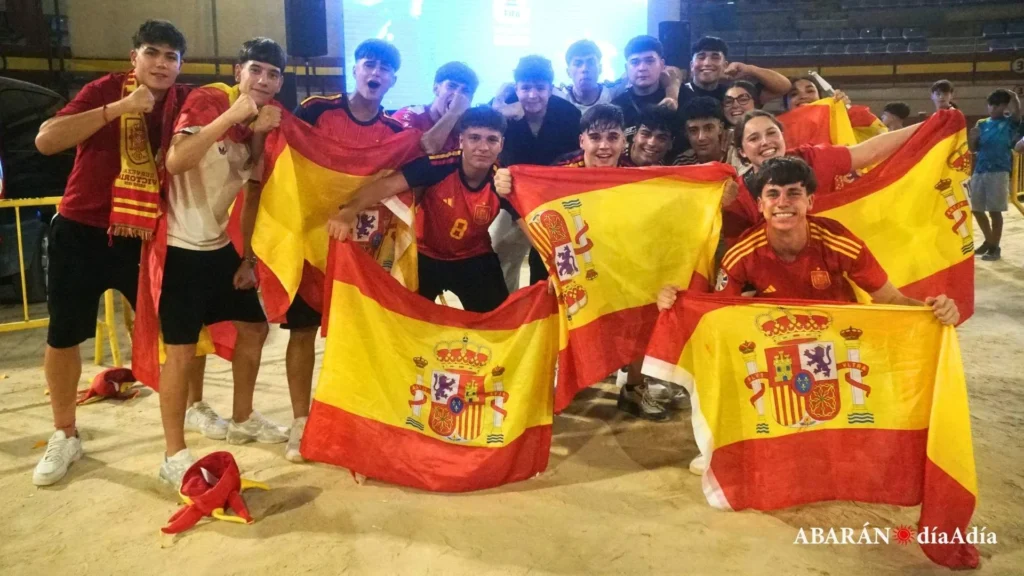 Aficionados de Abaran celebrando la victoria1