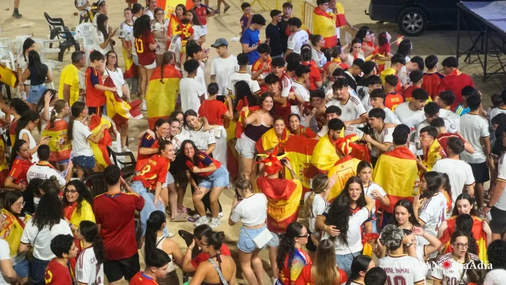 Aficionados de Abaran celebrando la victoria4