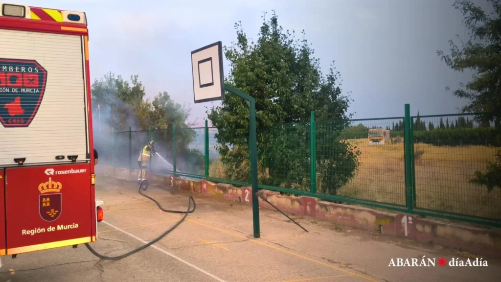 Incendio junto al colegio Santiago Apostol de Hoya del Campo (1)