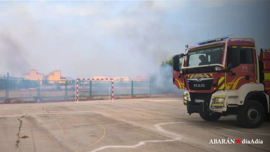 Incendio junto al colegio Santiago Apostol de Hoya del Campo (2)