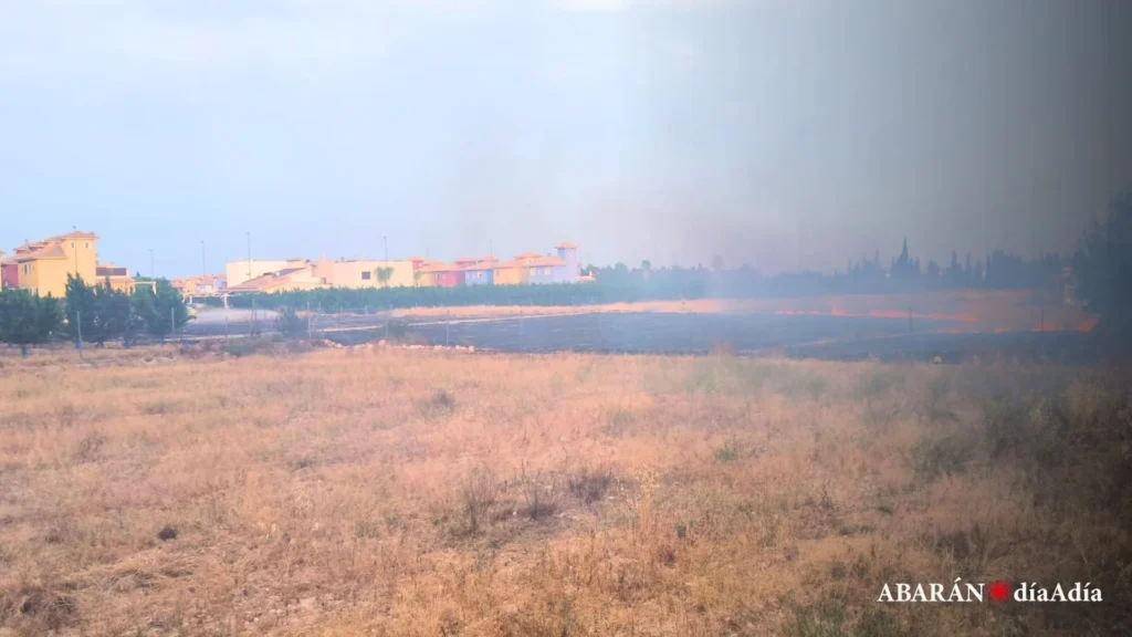 Incendio junto al colegio Santiago Apostol de Hoya del Campo (4)