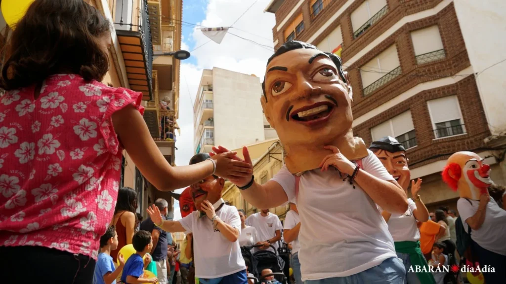 Desfile de Gigantes y Cabezudos Abaran 2026 3